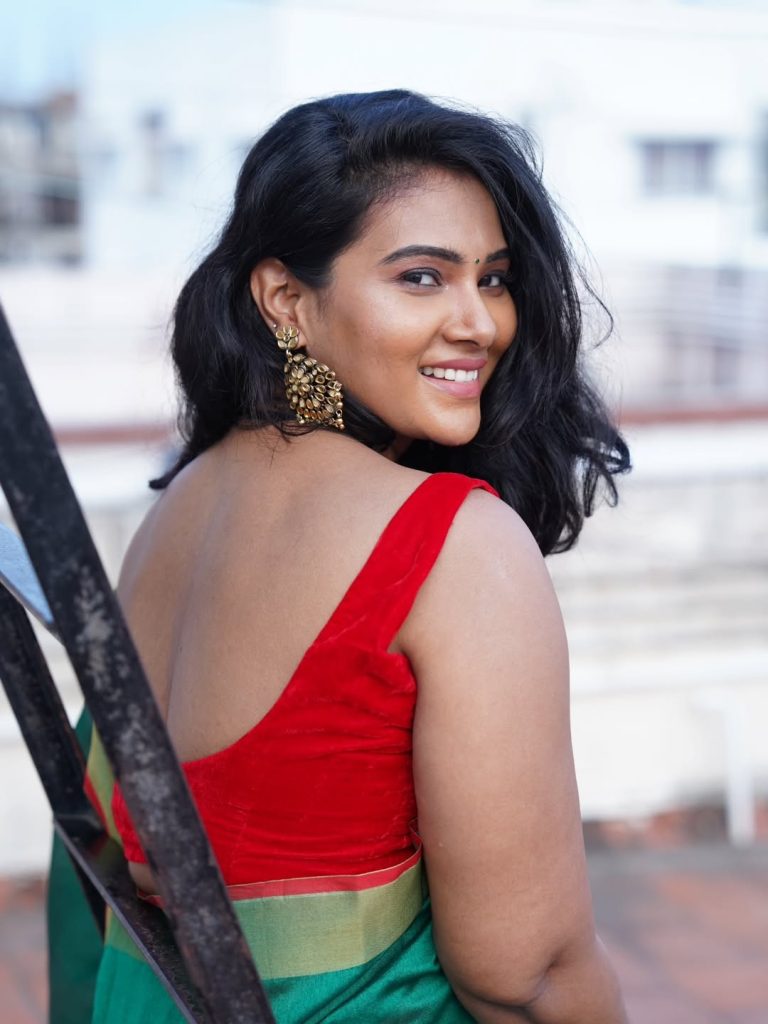 Divya Duraisamy pose in saree