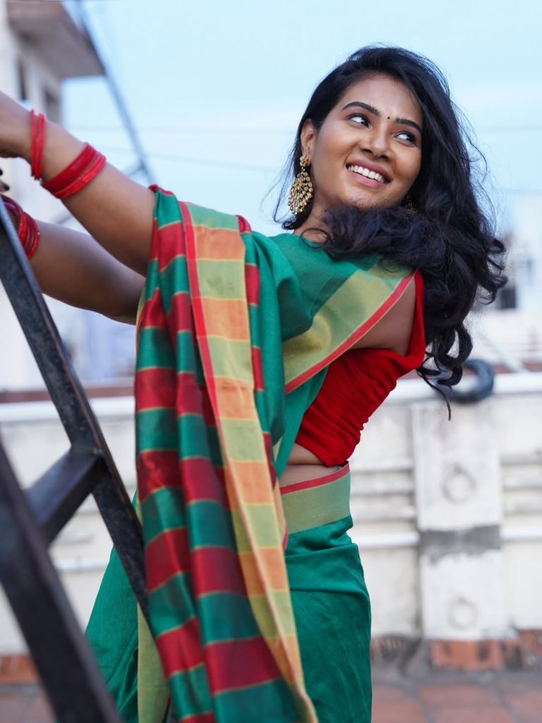 Divya Duraisamy pose in saree