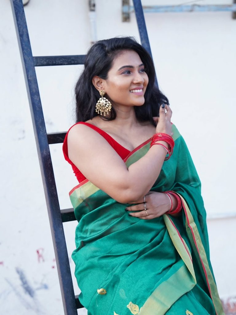 Divya Duraisamy pose in saree