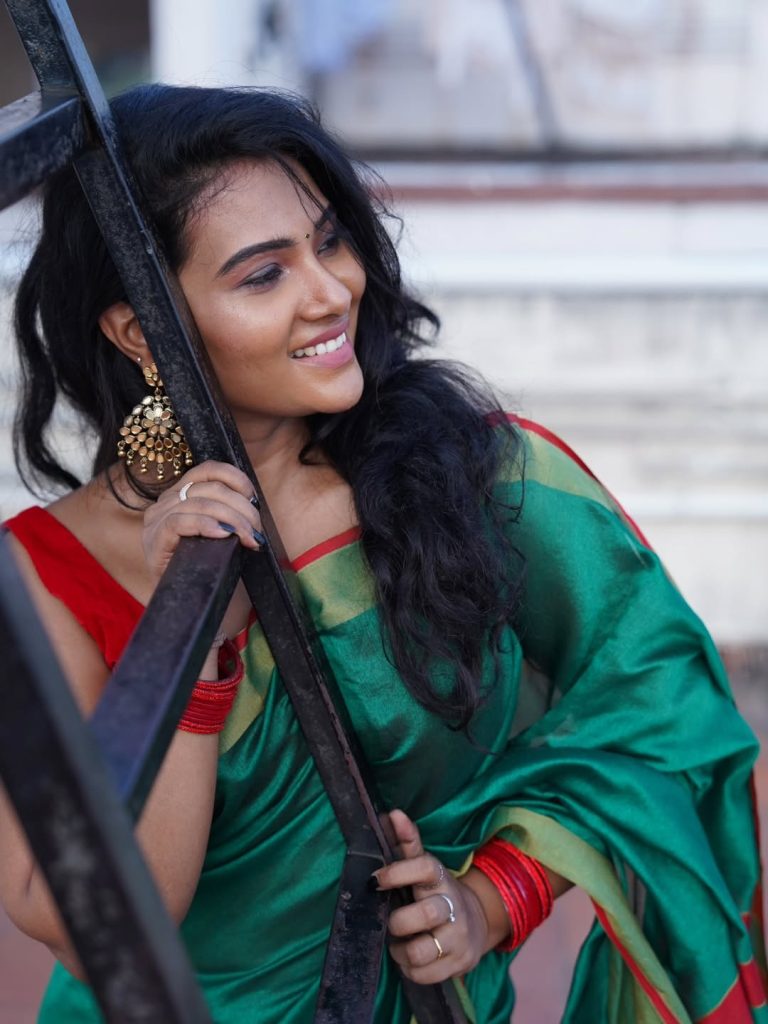 Divya Duraisamy pose in saree